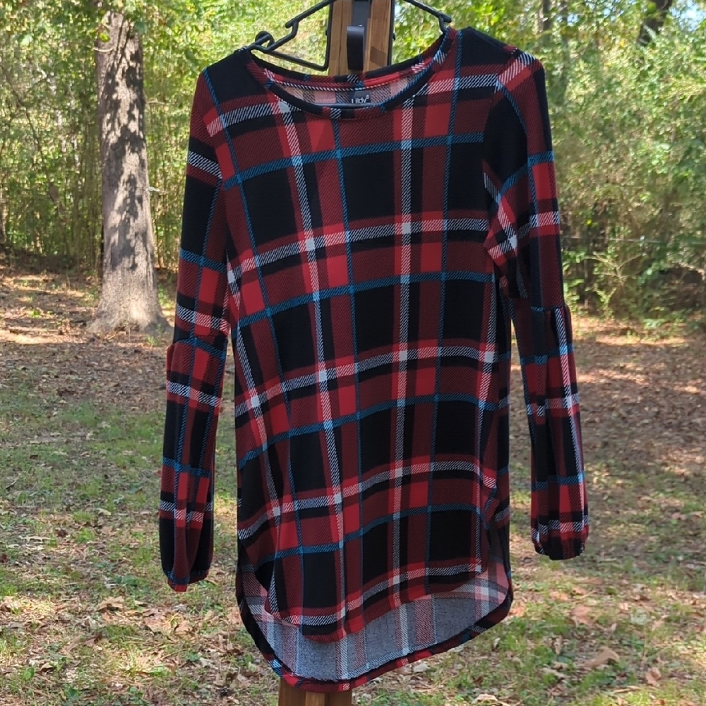 ❤️5/$25  Red and Black Plaid Long Sleeve Top
